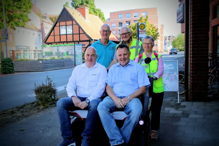 Heino Knuf, Laurenz Casser und Maria Hugenroth (hinten v.l.) vom „Verein Radeln ohne Alter“ freuen sich über eine Spende des Vereins „Provinzialer in Westfalen-Lippe helfen“ – hier vertreten durch Christian Hoberg und Ansgar Pöppelmann (vorne v.l.). Bald sollen die Ausfahrten für pflegebedürftige Personen in eigenen Rikschas möglich sein. Foto: Henning Tillmann