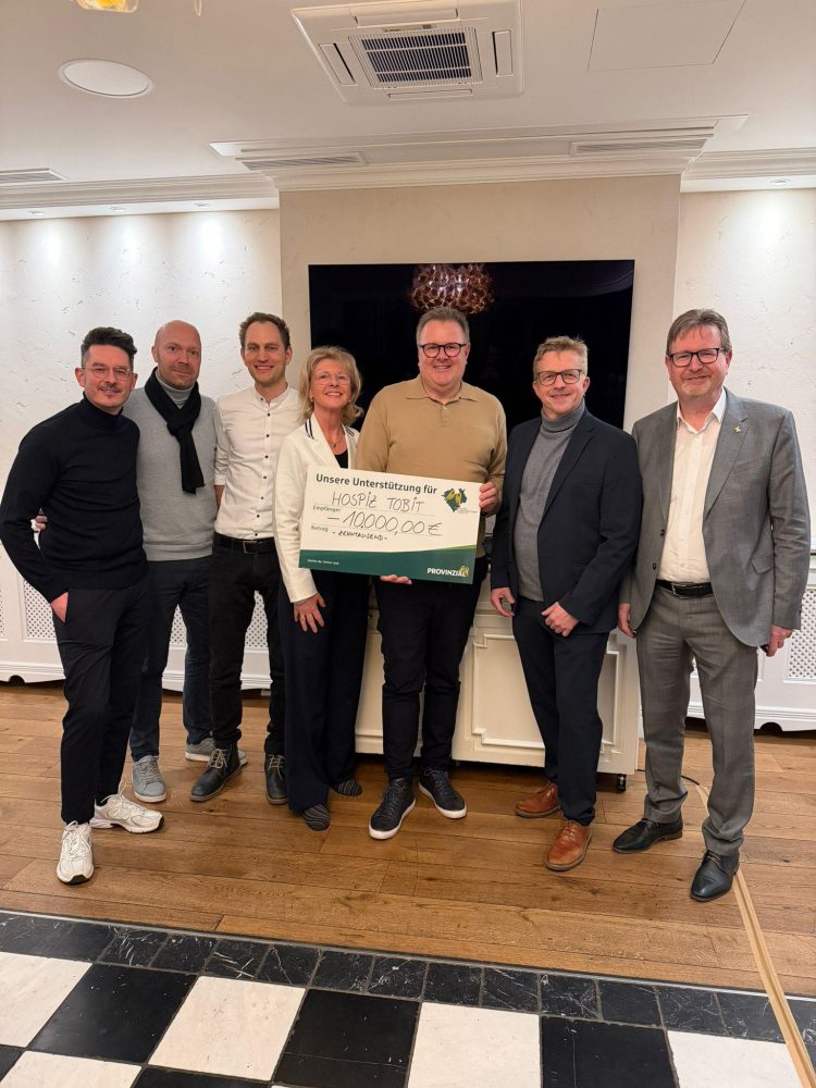 Ralf Hettwer (3. v. r. - 2. Vorsitzender im Verein Provinzialer in Westfalen-Lippe helfen e.V.) bei der Spendenübergabe an das Hospiz Tobit