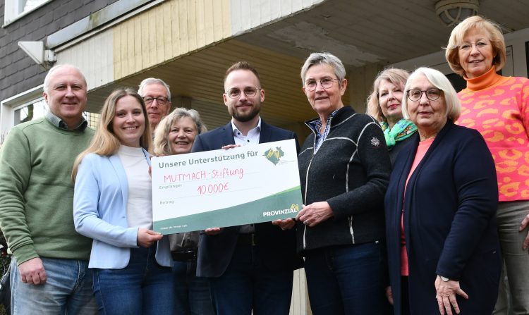 Scheckübergabe in Münster-Kinderhaus (von links nach rechts): Artur Danschyk, Geschäftsstelle der Provinzial in Kinderhaus, Rosa Maria Pfeifer, Vorsitzende von „Provinzialer in Westfalen-Lippe helfen“, Heinrich Ruholl aus dem Sozialbüro Münster Kinderhaus, Tobias Glose von der Caritas Gemeinschaftsstiftung und Ursula Tölle von der Mutmach-Stiftung und Mitarbeiterin im Sozialbüro. Sabine Brockmann, Ingrid Mannefeld und Margret Bohn sind ebenfalls ehrenamtliche Helfer im Sozialbüro. Foto: Michael Bönte, Caritasverband für die Diözese Münster