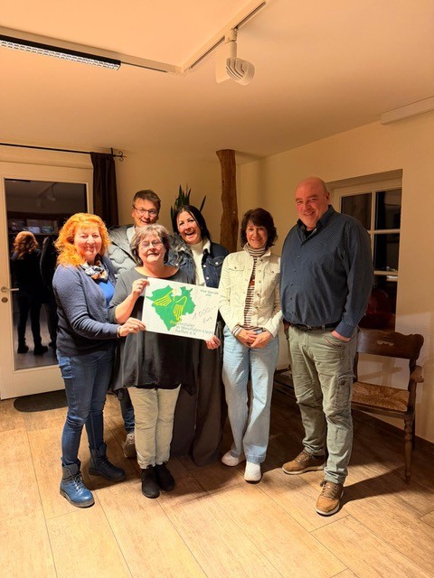 Anne Wimmersberg (l. - Provinzialer helfen) bei der Spendenübergabe.