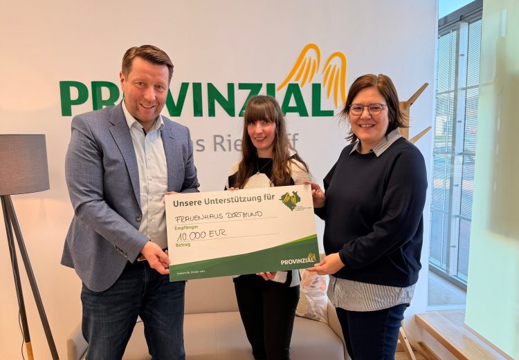 Andreas Rienhoff (Provinzialer helfen) bei der Spendenübergabe an das Frauenhaus Dortmund.