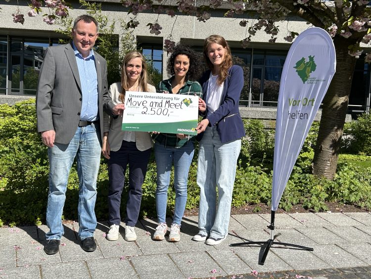 Ansgar Pöppelmann (l.) bei der Spendenübergabe in Höhe von 2.500 Euro an Move and Meet.
