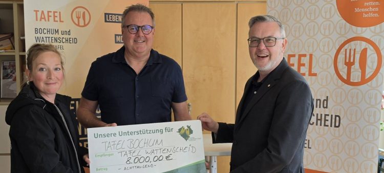 Ralf Hettwer (2. Vorsitzender im Verein Provinzialer in Westfalen-Lippe helfen e.V. - m.) bei der Spendenübergabe an die Tafel Bochum und die Tafel Wattenscheid.