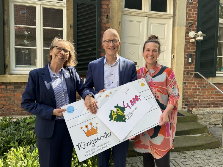 Dr. Katrin Peitz (r. - Provinzialer in Westfalen-Lippe helfen e.V.) und Norbert Winkelkötter (m. - ehemaliger Mitarbeiter der Provinzial) bei der Spendenübergabe an Stella Borgmeier (r.) von Königskinder.