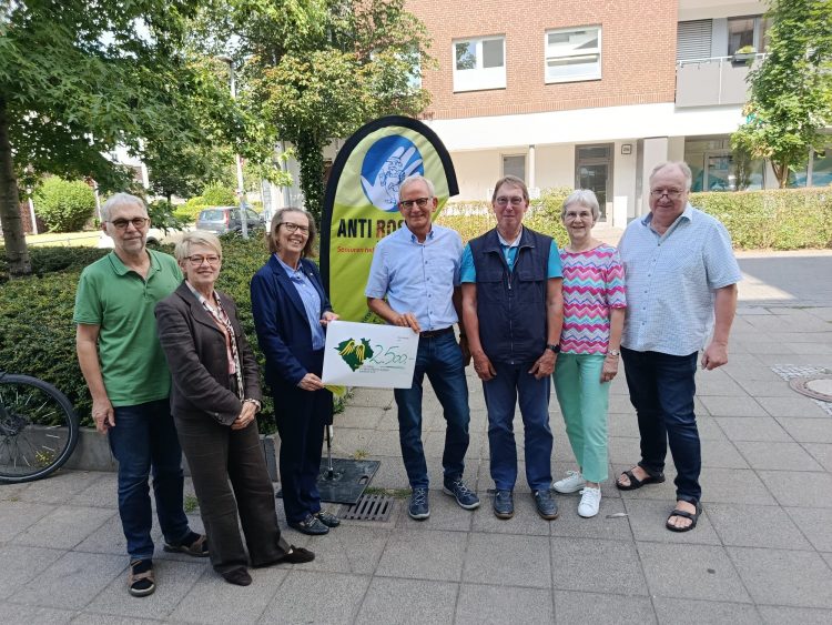 Dr. Katrin Peitz (3. v. l. - Provinzialer in Westfalen-Lippe helfen e.V.) bei der Spendenübergabe in Höhe von 2.500 Euro an AntiRost Münster e.V.