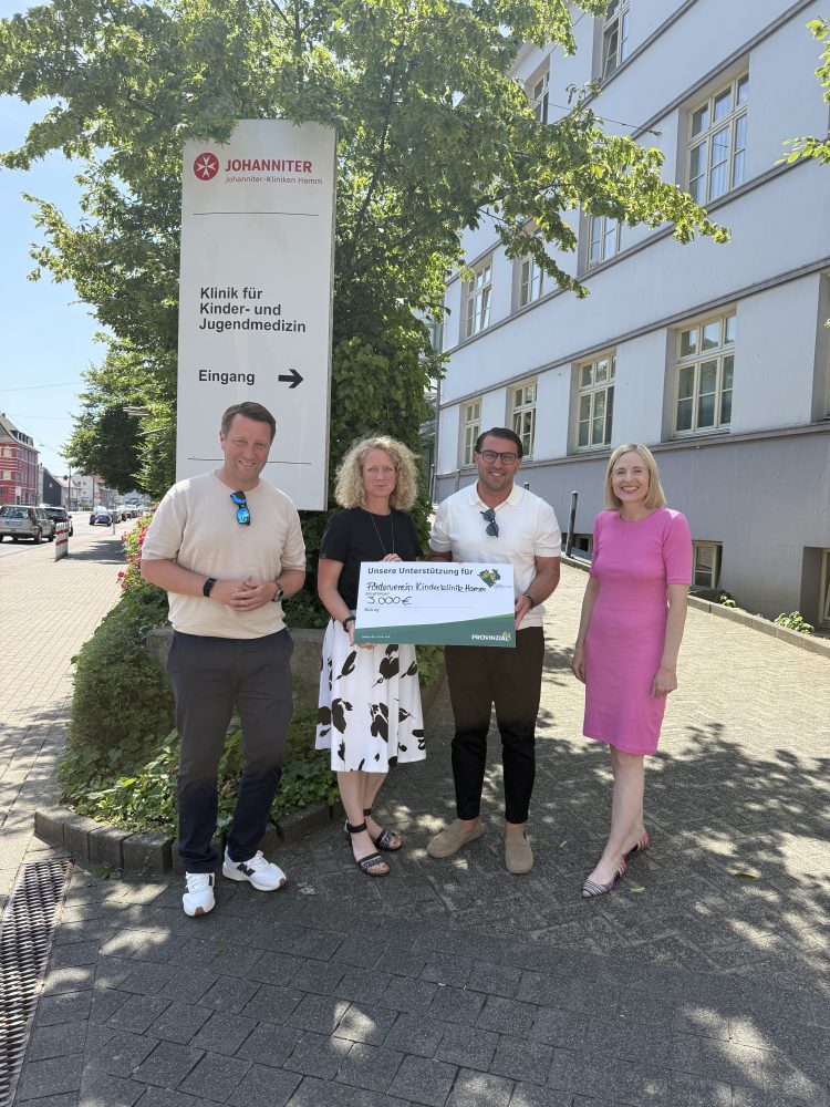 Andreas Rienhoff (l. - Provinzialer in Westfalen-Lippe helfen e.V.) bei der Spendenübergabe an den Förderverein Kinderklinik Hamm.