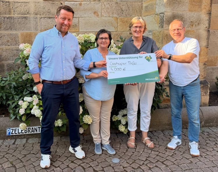 Andreas Rienhoff (l., Verein Provinzialer in Westfalen-Lippe helfen e.V.) bei der Spendennnübergabe von 4.000 Euro an die Castroper Tafel.