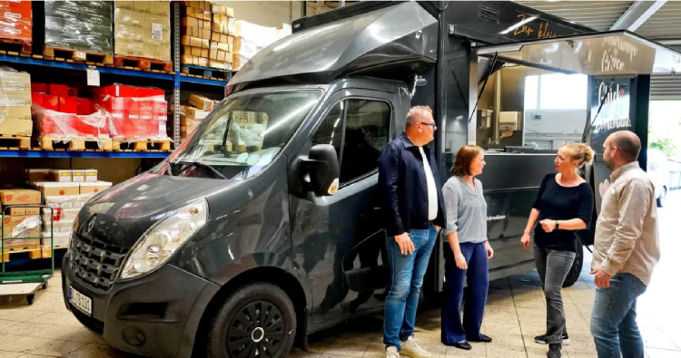 Neuer Foodtruck der Tafel Bochum und Wattenscheid: Spender Ralf Hettwer (Provinzialer in Westfalen-Lippe helfen e.V.) und Spenderin Annelore Stolk (Optical Control Systems) stehen mit Geschäftsführer Kadir Can Carabas und Karen Greifenhagen von der Tafel Bochum und Wattenscheid vor dem Truck. 