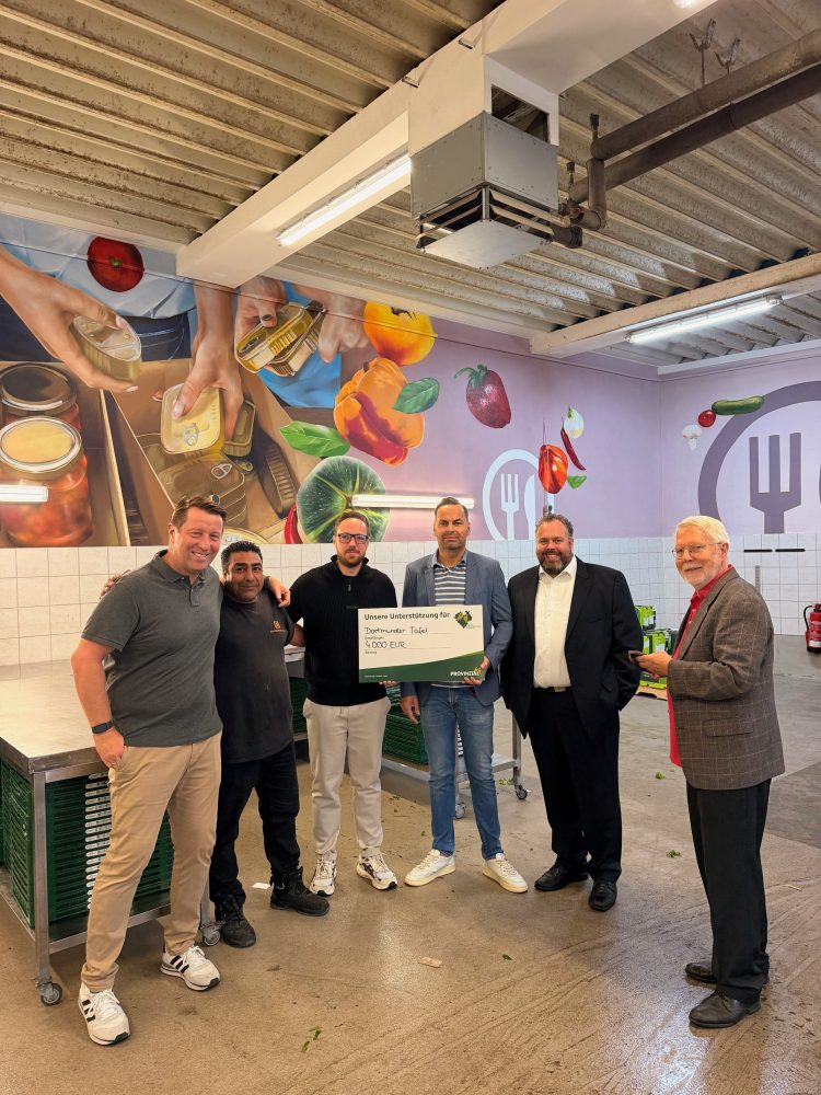 Andreas Rienhoff (l. - Provinzialer in Westfalen-Lippe helfen e.V.) bei der Übergabe der Spende in Höhe von 4.000 Euro an die Dortmunder Tafel.